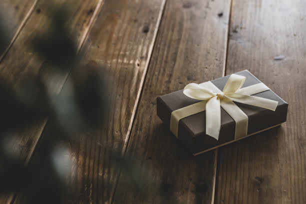 棕色礼品盒，自然木质背景。图片下载