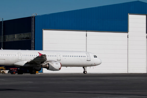 航空机库附近的白色客机图片下载