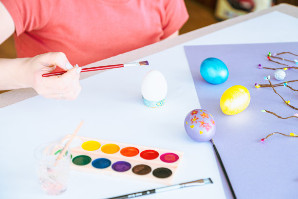 女人亲手画彩蛋，为庆祝做准备图片下载