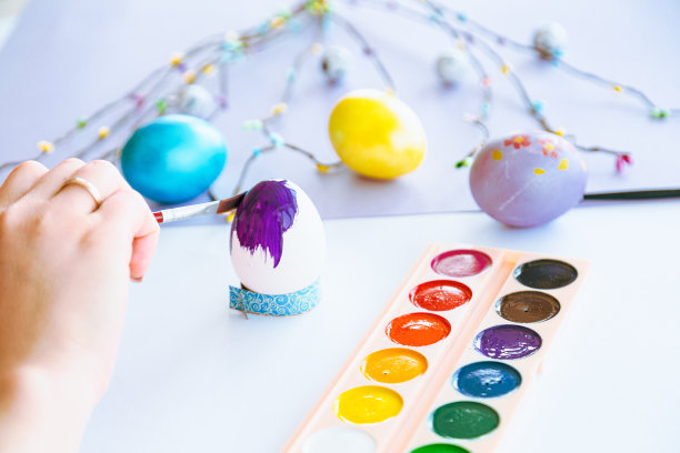 女人亲手画彩蛋，为庆祝做准备图片下载