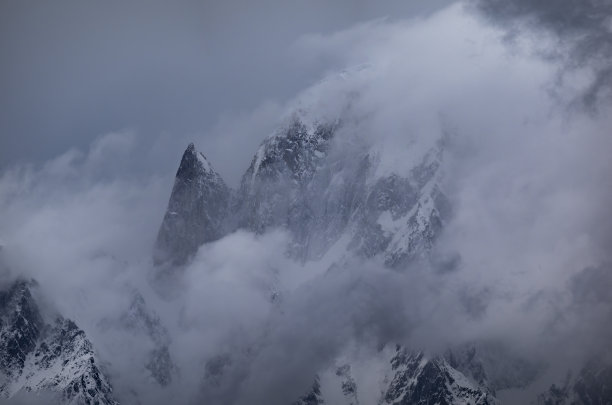 在冬天，瓢虫峰被云覆盖图片下载