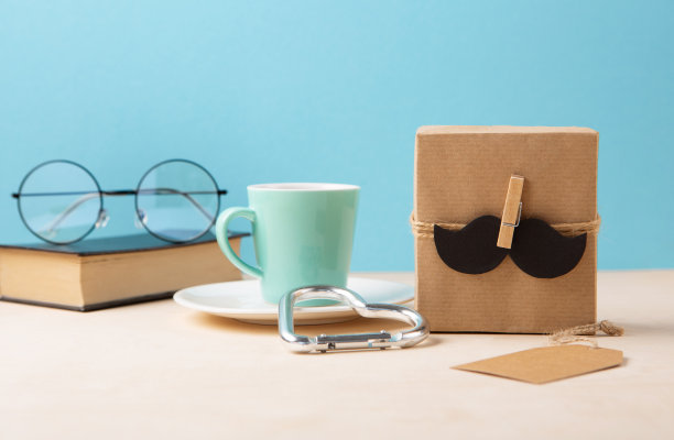 父亲节卡片与礼盒，胡子，杯咖啡和眼镜在蓝色背景图片下载