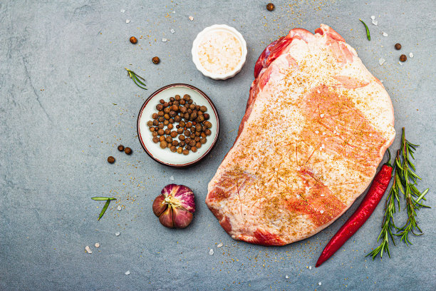 生猪肩肉加香料和香草。鲜肉切块，是烹调蛋白质食物的原料图片下载