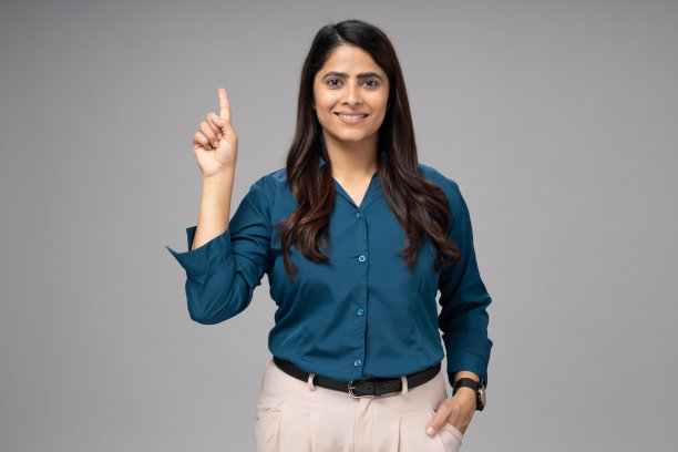 印度年轻女商人的肖像显示手指复印空间孤立在灰色背景的股票照片图片下载