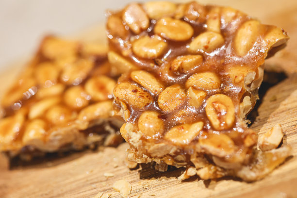 甜花生脆饼放在木板上。特写照片。图片下载