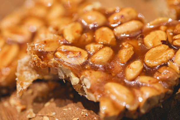 甜花生脆饼放在木板上。特写照片。图片下载