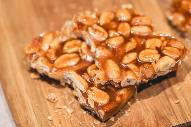 甜花生脆饼放在木板上。特写照片。图片下载