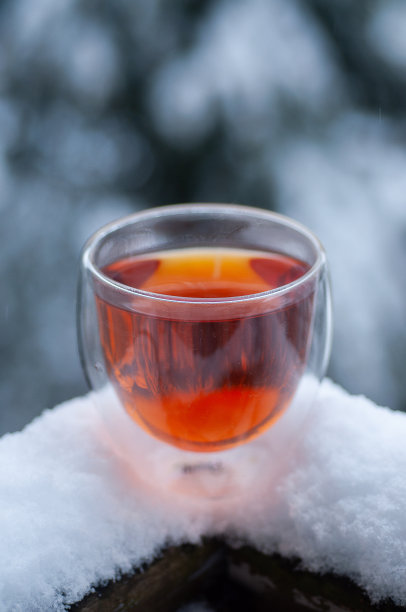 在雪地里用特制的玻璃杯泡红茶图片下载