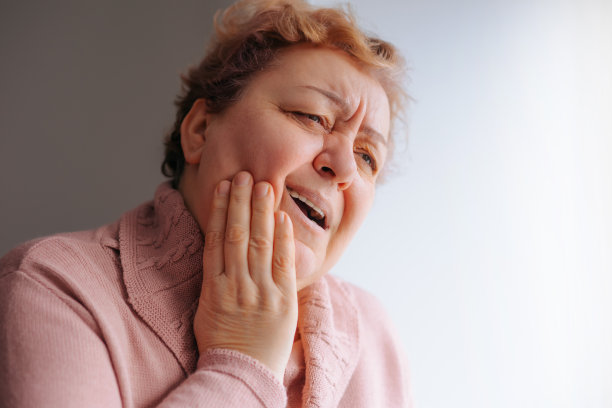 在家绝望悲伤的老年妇女应对牙痛图片下载