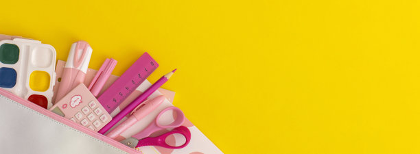 黄色背景的学校文具。带有复制空间的俯视图。回到学校的概念。图片下载
