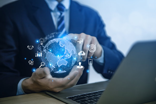 商人展示全球图标大数据在线互联网连接应用图片下载