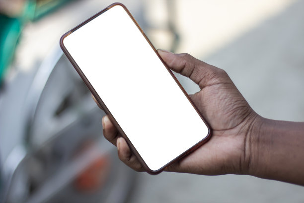 一名男子手里拿着一部手机，手机屏幕模型是白色的图片下载