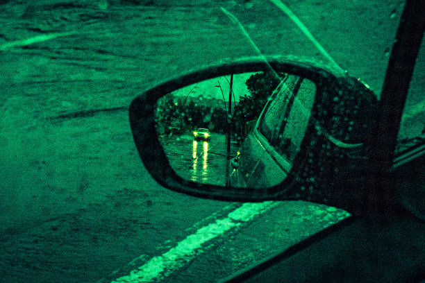 雨中汽车前灯的景象图片下载