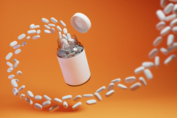 罐子与药物或维生素模板。橙色背景下，白色药丸从玻璃瓶中飞出图片下载