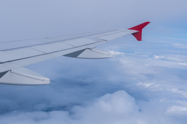 从飞机舷窗眺望白云和地球。图片下载