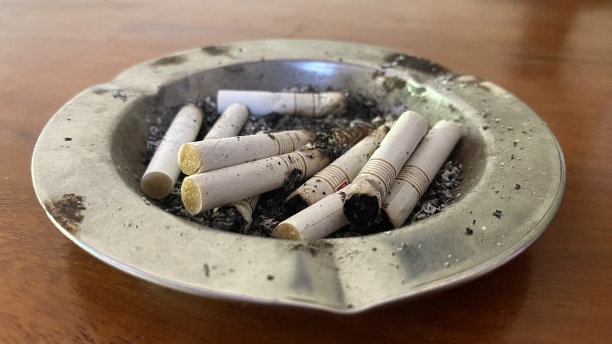 一个烟灰缸的特写图片下载