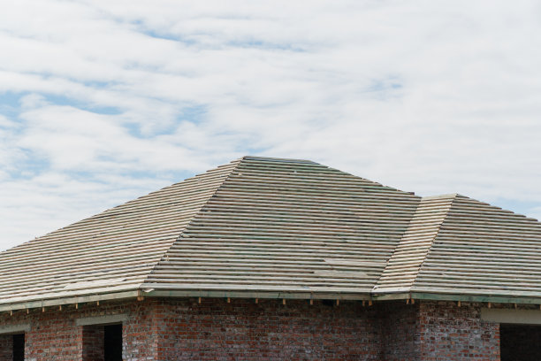 新房子的建造。新房子的屋顶结构。新屋顶覆盖物图片下载