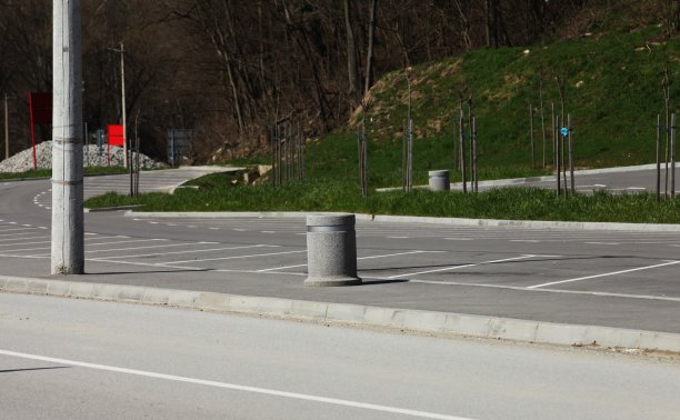 空的停车场，混凝土垃圾桶图片下载