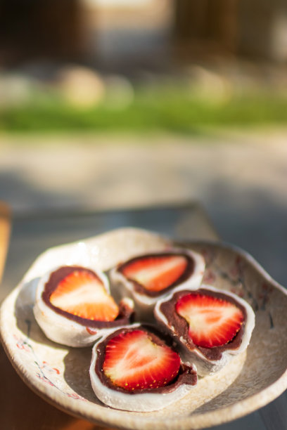 草莓大福(一护大福或麻糬)，里面有红豆沙。日本传统甜点。图片下载