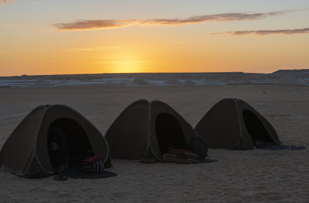 炎热气候中带帐篷的贫瘠沙漠景观营地图片下载