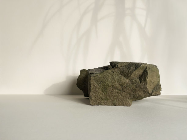 米色背景上的石质讲台。产品推广。正面视图，工作室摄影。图片下载