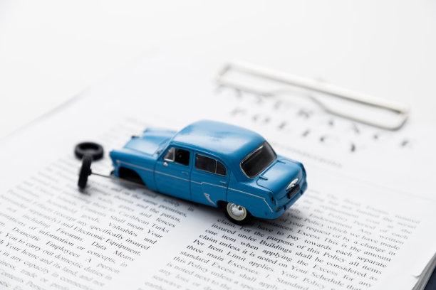 事故车辆故障和保险单，金钱赔偿在白色的背景图片下载