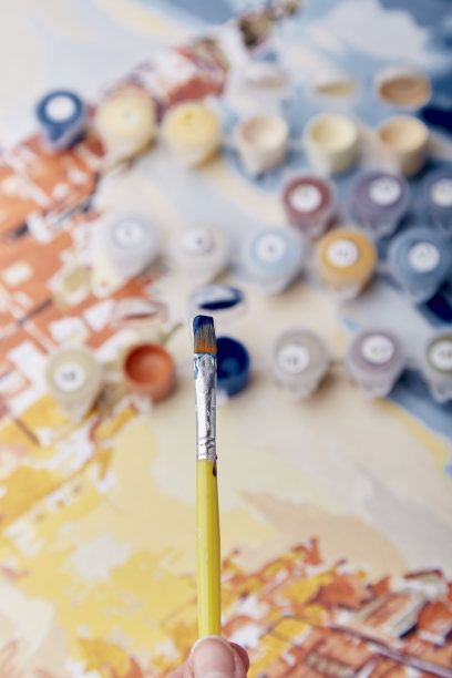 画刷靠近。成人隔离活动就是用数字给图画上色。图片下载