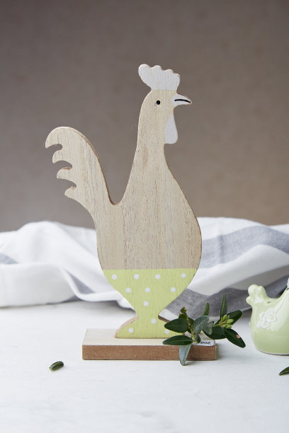 木制公鸡装饰-复活节餐桌设置图片下载