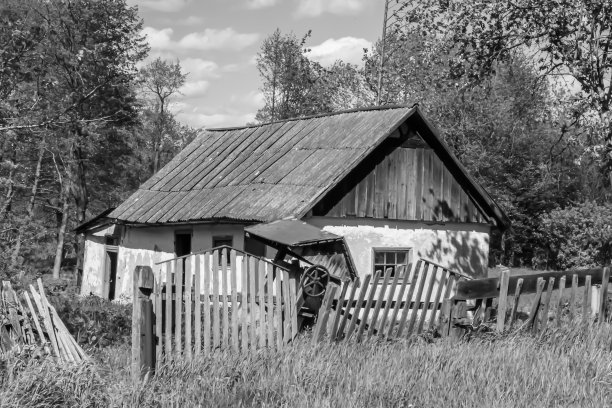 美丽的旧废弃建筑农舍在乡村的自然背景图片下载