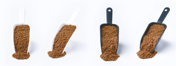 磨碎的香菜放在白色和灰色的勺子上，孤立地放在白色背景上图片下载