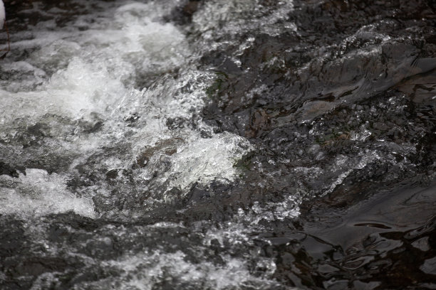 安大略冬天结冰的河流。图片下载