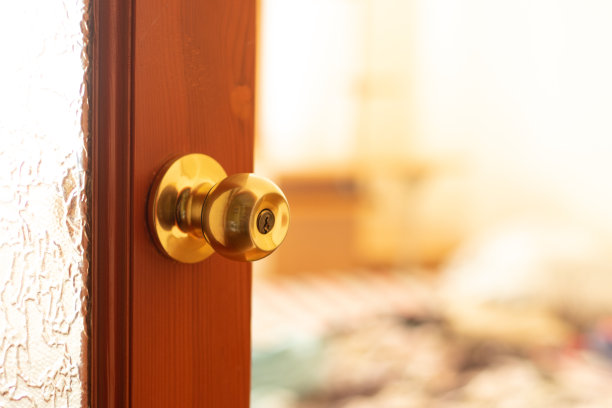 打开房间门，处理特写镜头图片下载