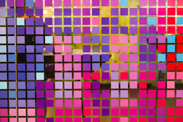 在玻璃上镶嵌的彩色小方块，特写。矩阵风格的彩色数字方块。图片下载