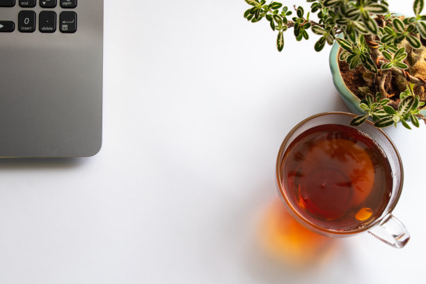 办公场所的白色背景是笔记本电脑和茶图片下载