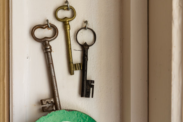收藏有历史意义的锁用的旧钢钥匙。图片下载
