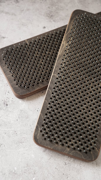 用木头和钉子做成的黑色萨杜板。垂直照片上的大理石背景图片下载