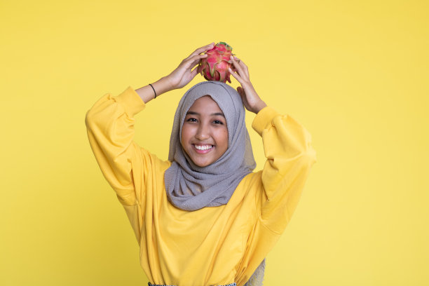 亚洲妇女玩火龙果。图片下载