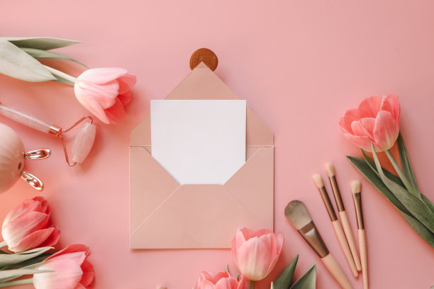 信封上有粉红色背景的文字和化妆品图片下载