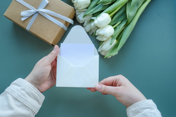 橄榄色背景的问候或邀请空白卡片。时尚的模拟，俯视图，复制空间图片下载