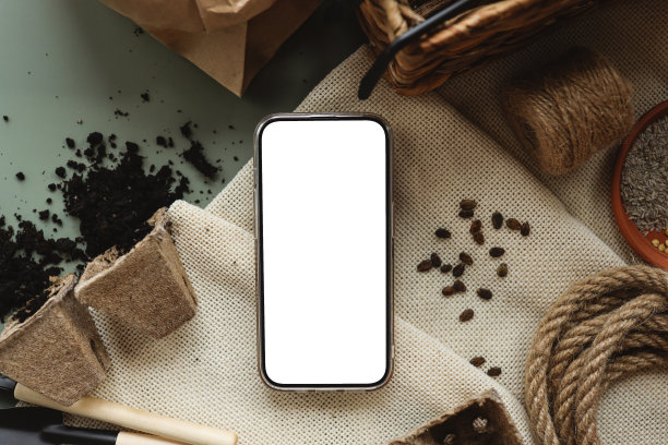 在花园工具的背景上有一个单独的文本屏幕的电话图片下载