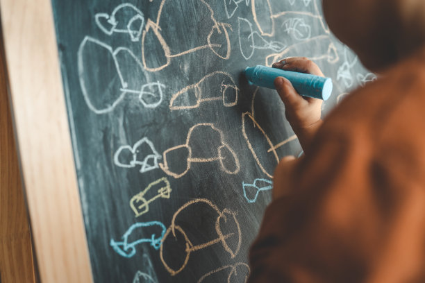 粉笔近距离在一个孩子的小手图片下载