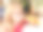 小女孩正在吃披萨。快乐的孩子咬着奶酪披萨。图片下载