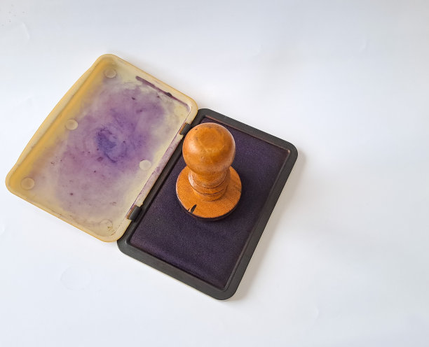 木制橡皮图章，白色底色隔离油墨图片下载