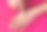 女性的手在粉色背景上涂抹温和的护手霜。特写镜头图片下载