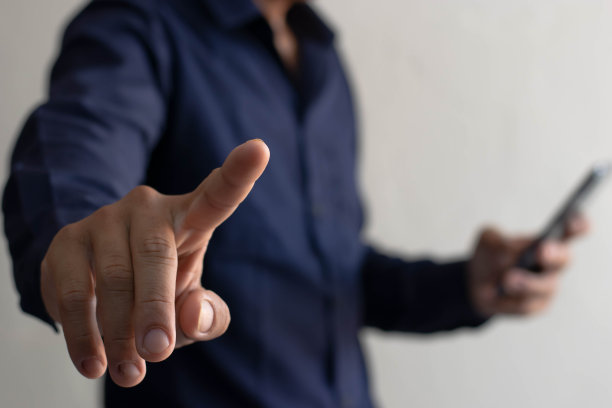 手指向手指触摸空白虚拟屏幕，现代商务背景概念可以用来蒙太奇你的文字或照片在手指上图片下载