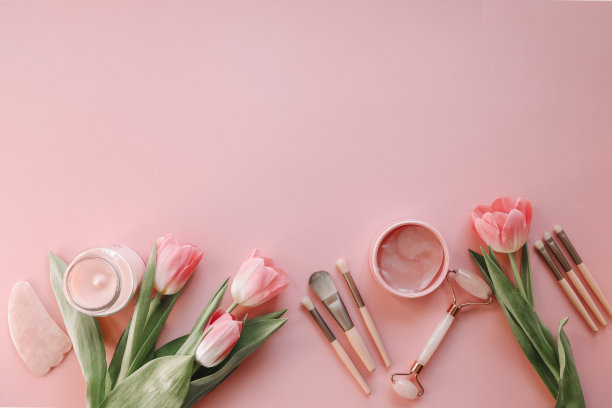 俯视图化妆品套装，化妆刷，眼罩，脸辊图片下载