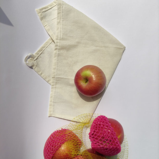 一些新鲜的红苹果在白色的草地上。图片下载