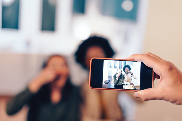 朋友们用手机拍照——手握智能手机拍视频自拍图片下载