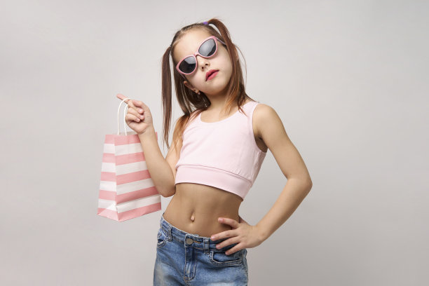 可爱的小女孩，白色背景的购物袋图片下载