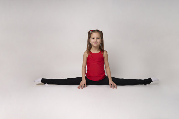 白色背景上的年轻女孩体操运动员图片下载